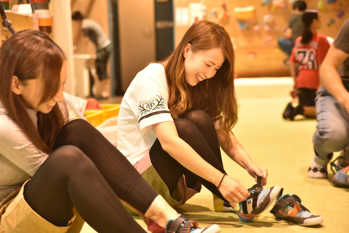 クライミングシューズを履く