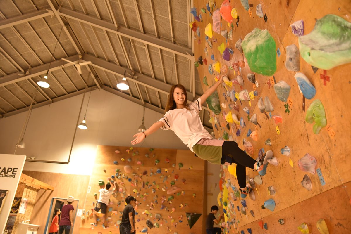 壁を登るクライマー